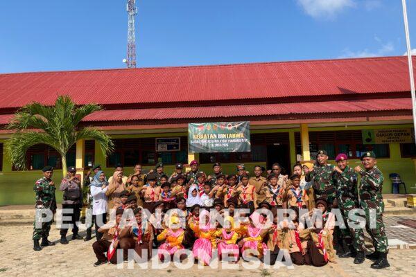Satgas Pamtas Yonarmed 11 Kostrad Bagikan Alat Tulis di SD N 003 Sebatik Barat