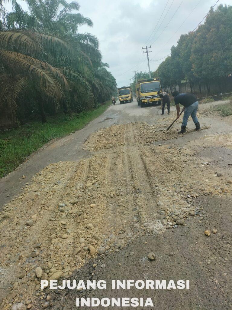 PT KWP Perbaiki Jalan Berlubang di Desa Danau Lancang
