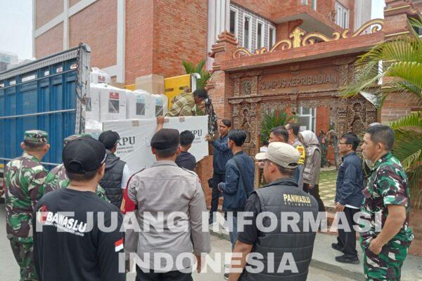 Polsek Pebayuran Bersama Koramil 11 Pebayuran Kawal Ketat Pendistribusian Logistik Kotak Surat Suara Dari PPK ke PPS