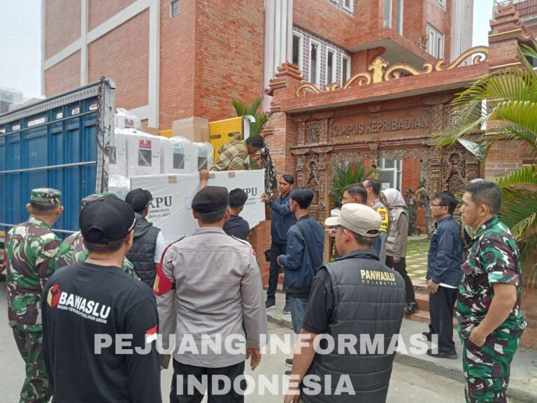 Polsek Pebayuran Bersama Koramil 11 Pebayuran Kawal Ketat Pendistribusian Logistik Kotak Surat Suara Dari PPK ke PPS