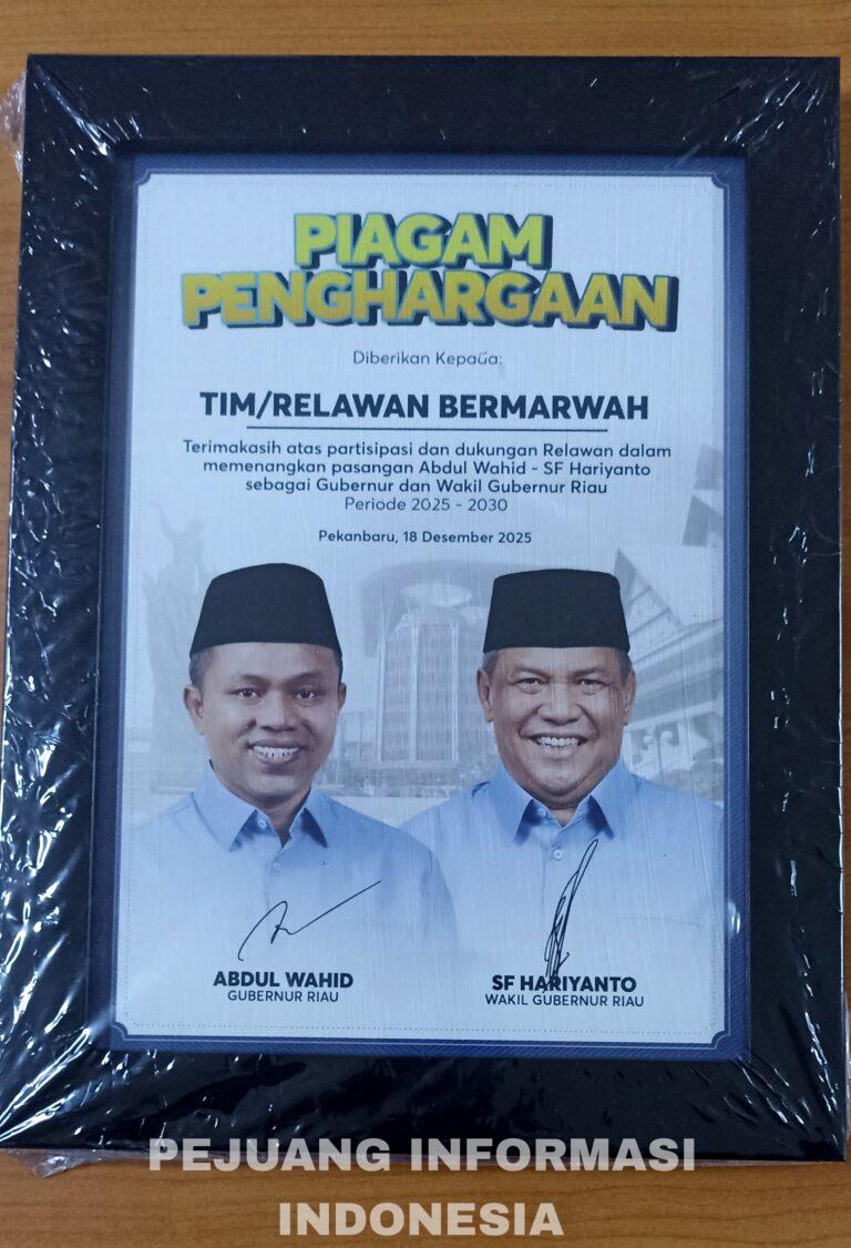 Piagam Penghargaan Diberikan kepada Tim Relawan Bermarwah