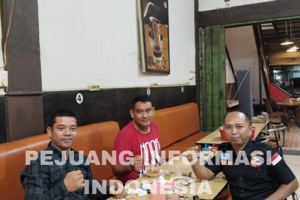 Tim Media Gelar Nongkrong Santai di Kafe Berilliant, Pangkalan Kerinci