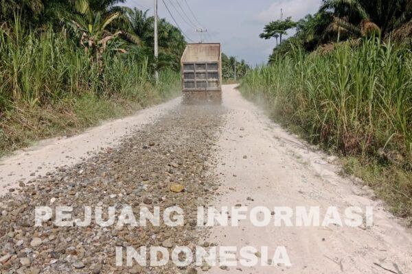 Warga Peduli Infrastruktur, Mantan Babinsa dan Warga Belikan Material untuk Perbaikan Jalan Poros