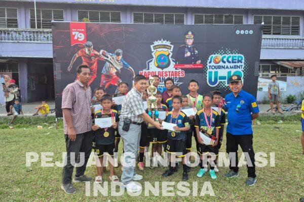 Kapolrestabes Medan Di Wakili Kapolsek Medan Timur Menutup perlombaan Final tournament bola kaki U 12