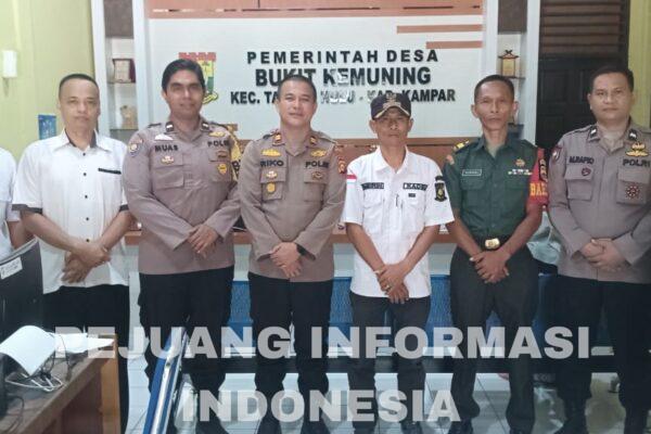 Kapolsek Tapung Hulu Silaturahmi ke Kantor Desa Bukit Kemuning, Perkuat Sinergitas dengan Pemerintah Desa